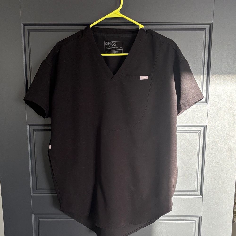 Figs Men's Black V-Neck Short Sleeve Tee